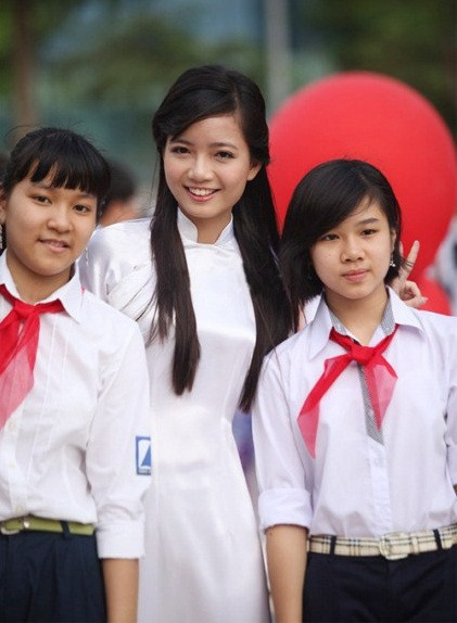 Trong tà áo dài trắng tinh khôi, cô giáo Hồng Anh rạng rỡ cùng các học trò. >>Hoa khôi ĐH Thương Mại 2012 duyên dáng áo dài >>Những hotgirl xinh đẹp làm "điên đảo" cư dân mạng (P8) >>Midu, Hà Min, Linh Hàn đọ dáng "nóng bỏng" >>Ngắm vẻ đẹp kiêu sa của Á hậu Hoàng Anh >>PHÁT SỐT VÌ NỮ THẠC SĨ ĐẸP NHẤT TRUNG QUỐC AI ĐẸP HƠN HOTGIRL KIM PHƯỢNG? >>Những nữ sinh diện áo dài đẹp hơn vẻ đẹp xuân thì của Mai Phương Thúy (P36) >>Phát sốt vì nữ sinh Trung Quốc đẹp như siêu mẫu Trong tà áo dài trắng tinh khôi, cô giáo Hồng Anh rạng rỡ cùng các học trò. >>Hoa khôi ĐH Thương Mại 2012 duyên dáng áo dài >>Những hotgirl xinh đẹp làm "điên đảo" cư dân mạng (P8) >>Midu, Hà Min, Linh Hàn đọ dáng "nóng bỏng" >>Ngắm vẻ đẹp kiêu sa của Á hậu Hoàng Anh >>PHÁT SỐT VÌ NỮ THẠC SĨ ĐẸP NHẤT TRUNG QUỐC AI ĐẸP HƠN HOTGIRL KIM PHƯỢNG? >>Những nữ sinh diện áo dài đẹp hơn vẻ đẹp xuân thì của Mai Phương Thúy (P36) >>Phát sốt vì nữ sinh Trung Quốc đẹp như siêu mẫu