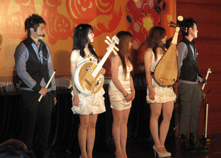 Một tiết mục văn nghệ trong tiệc cưới. Một tiết mục văn nghệ trong tiệc cưới.