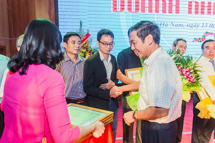 Công ty Cổ phần Sao Thái Dương, chi nhánh tại Hà Nam nhận bằng khen. Công ty Cổ phần Sao Thái Dương, chi nhánh tại Hà Nam nhận bằng khen.