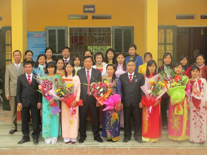 Chị Lê Thị Tuyết Nga (thứ 3 hàng đầu từ trái sang), Hiệu trưởng Trường tiểu học Điềm Thụy luôn là người phụ nữ giỏi việc nước đảm việc nhà, là hậu phương vững chắc để anh Thái hoàn thành tốt nhiệm vụ (Ảnh: tác giả cung cấp). Chị Lê Thị Tuyết Nga (thứ 3 hàng đầu từ trái sang), Hiệu trưởng Trường tiểu học Điềm Thụy luôn là người phụ nữ giỏi việc nước đảm việc nhà, là hậu phương vững chắc để anh Thái hoàn thành tốt nhiệm vụ (Ảnh: tác giả cung cấp).
