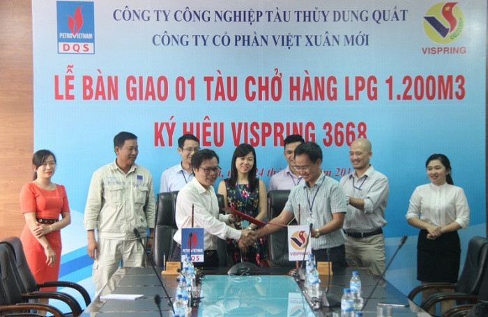 Lãnh đạo 2 đơn vị ký bàn giao tàu Vispring 3668. Lãnh đạo 2 đơn vị ký bàn giao tàu Vispring 3668.