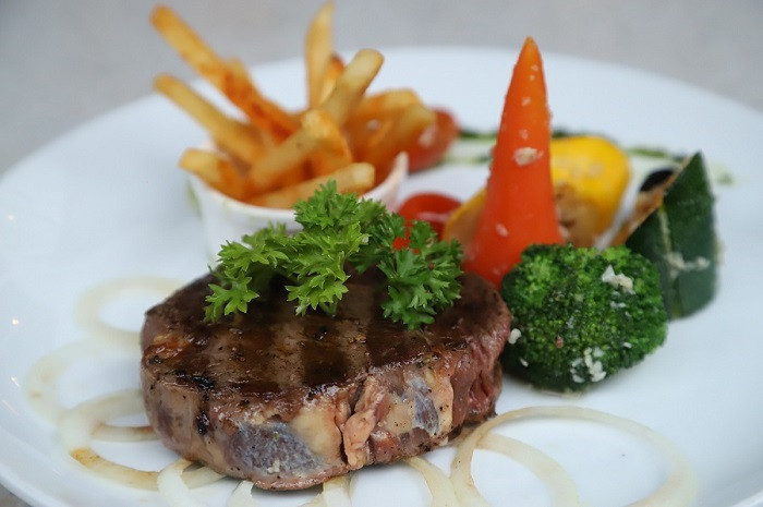 Check-in Sun World Ba Na Hills quý khách sẽ được nhận miễn phí một bữa tối và đồ uống tại hệ thống các nhà hàng của Khu du lịch. Check-in Sun World Ba Na Hills quý khách sẽ được nhận miễn phí một bữa tối và đồ uống tại hệ thống các nhà hàng của Khu du lịch.