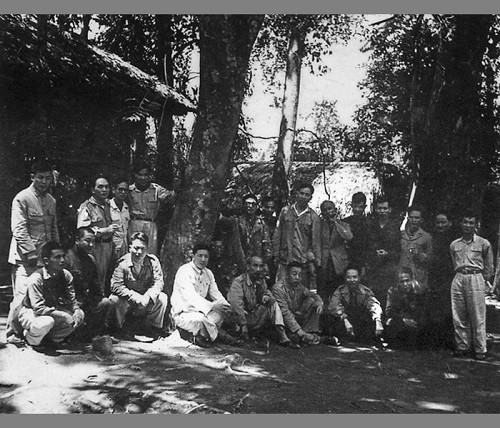 Bác Hồ cùng các chiến sĩ cách mạng tại căn cứ địa Việt Bắc (Ảnh minh họa: baotintuc.vn). Bác Hồ cùng các chiến sĩ cách mạng tại căn cứ địa Việt Bắc (Ảnh minh họa: baotintuc.vn).