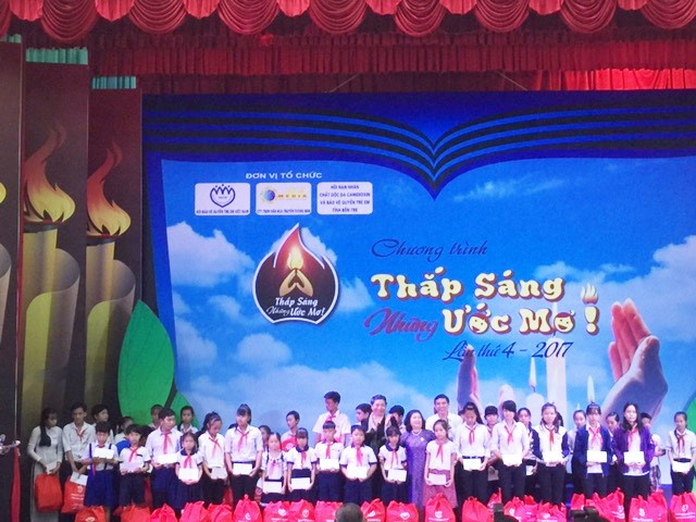 Phó Chủ Tịch Thường trực Quốc hội Tòng Thị Phóng trao quà và học bổng đến các em học sinh nghèo vượt khó tại Bến Tre.