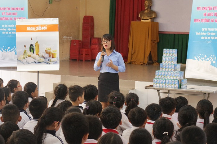 Nạp đủ 4 nhóm chất dinh dưỡng thiết yếu chất bột đường, chất đạm, chất béo, nhóm vitamin và khoáng chất.