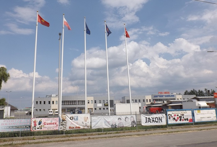 Trung tâm thương mại Polskie (Chợ đêm) của người Việt tại Vác-sa-va (Ảnh: tác giả cung cấp).