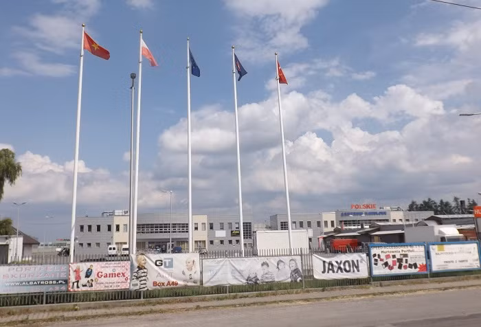 Trung tâm thương mại Polskie (Chợ đêm) của người Việt tại Vác-sa-va (Ảnh: tác giả cung cấp).