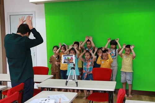 Đến tháng 9/2017, Apax English đã có 49 trung tâm, với lượng học viên tham dự lên tới gần 30.000 người. Đến tháng 9/2017, Apax English đã có 49 trung tâm, với lượng học viên tham dự lên tới gần 30.000 người.