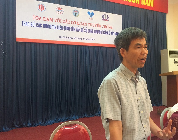 Ông Trần Tuấn – Giám đốc Trung tâm nghiên cứu đào tạo và phát triển cộng đồng phát biểu một số ý kiến về các thông tin liên quan đến vấn đề sử dụng Amiang trắng ở Việt Nam. Ông Trần Tuấn – Giám đốc Trung tâm nghiên cứu đào tạo và phát triển cộng đồng phát biểu một số ý kiến về các thông tin liên quan đến vấn đề sử dụng Amiang trắng ở Việt Nam.