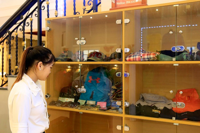 Tủ đồ thất lạc để lưu giữ những món đồ lạc chủ và trao trả lại cho du khách. Tủ đồ thất lạc để lưu giữ những món đồ lạc chủ và trao trả lại cho du khách.