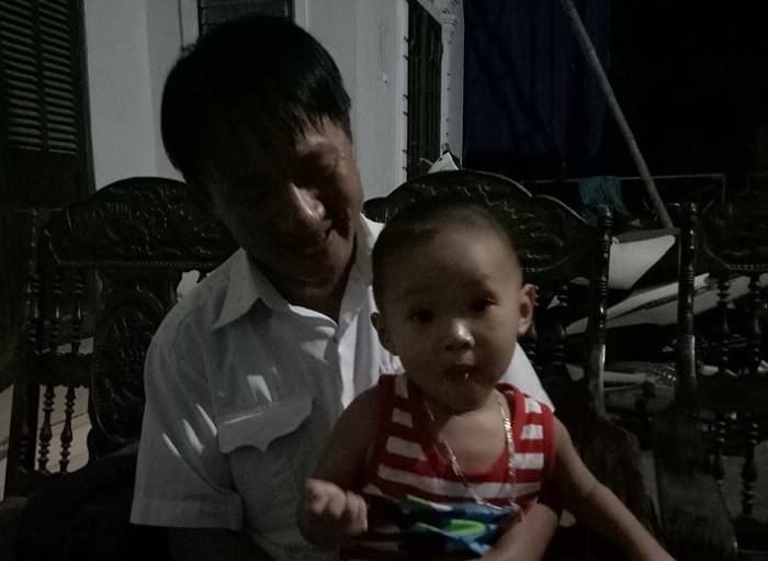 Ông Huy Khương và cháu Nguyễn Quốc Hàn (Ảnh: Phụ huynh cung cấp). Ông Huy Khương và cháu Nguyễn Quốc Hàn (Ảnh: Phụ huynh cung cấp).