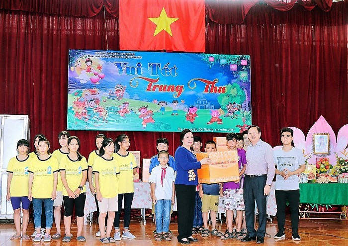 Phu nhân Chủ tịch nước Trần Đại Quang trong bộ trang phục giản dị đến thăm và tặng quà trẻ em bị nhiễm HIV/AIDS tại Bà Vì. Phu nhân Chủ tịch nước Trần Đại Quang trong bộ trang phục giản dị đến thăm và tặng quà trẻ em bị nhiễm HIV/AIDS tại Bà Vì.