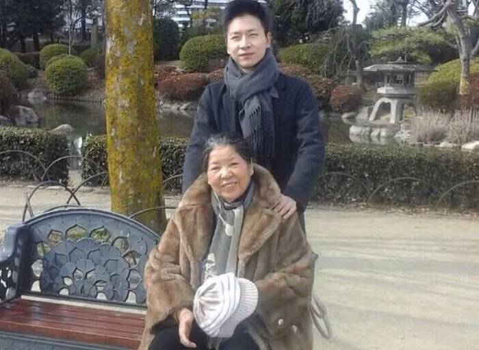 Chị Vũ Thị Việt và con trai Nguyễn Huy Anh sang Nhật Bản dự lễ tốt nghiệp của cháu nội là Nguyễn Huy Hoàng. (Ảnh: tác giả cung cấp).