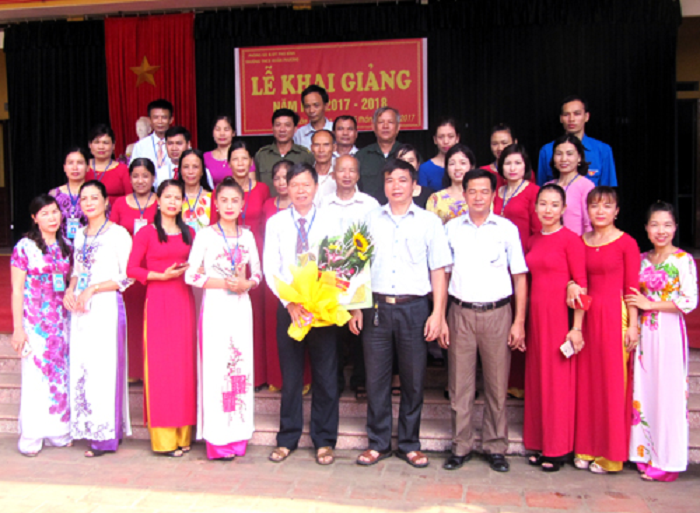 Tập thể cán bộ, giáo viên Trường trung học cơ sở Xuân Phương luôn đoàn kết, là điểm sáng của ngành Giáo dục và Đào tạo huyện Phú Bình (Ảnh: tác giả cung cấp). Tập thể cán bộ, giáo viên Trường trung học cơ sở Xuân Phương luôn đoàn kết, là điểm sáng của ngành Giáo dục và Đào tạo huyện Phú Bình (Ảnh: tác giả cung cấp).