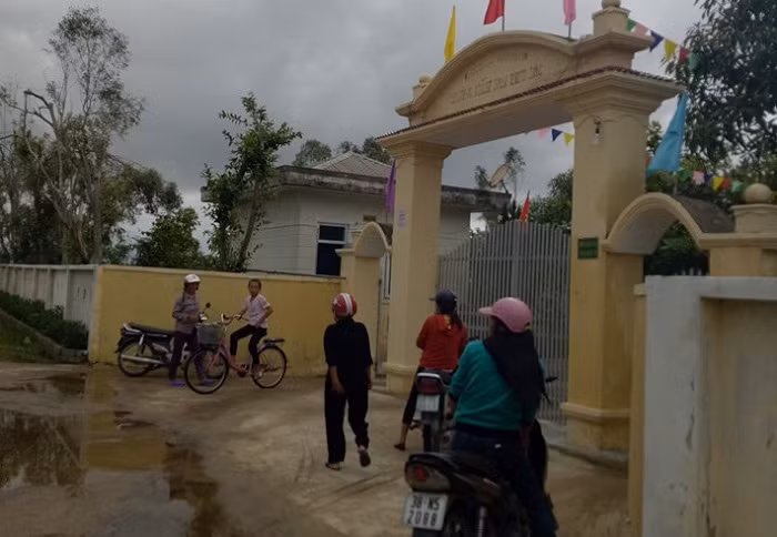 Phụ huynh đến đòi tiền trường (Ảnh: tác giả cung cấp).