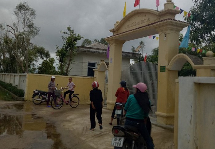 Phụ huynh đến đòi tiền trường (Ảnh: tác giả cung cấp). Phụ huynh đến đòi tiền trường (Ảnh: tác giả cung cấp).