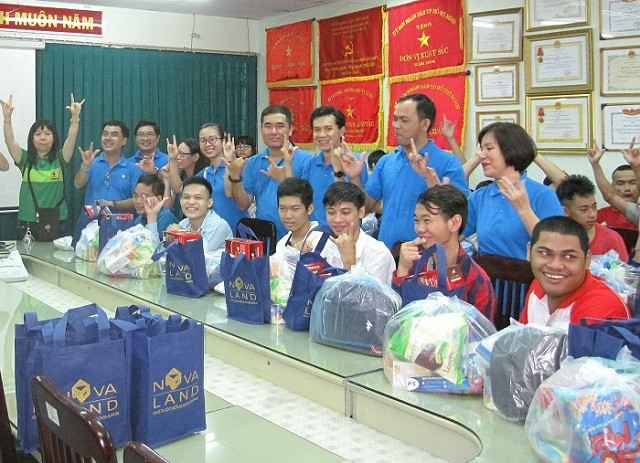 Tình nguyện viên Novaland sinh hoạt giao lưu và tặng quà học sinh trường Khuyết tật quận 3 nhân dịp Tết Trung thu.
