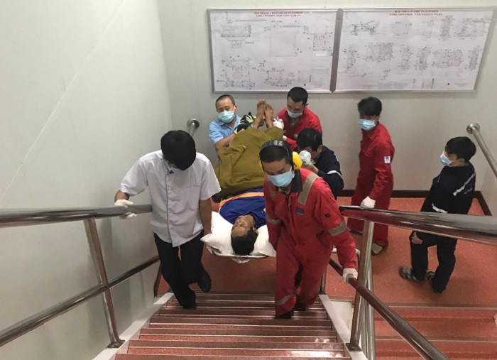 Chuyển nạn nhân lên bãi đậu trực thăng trên giàn PQP-HT.