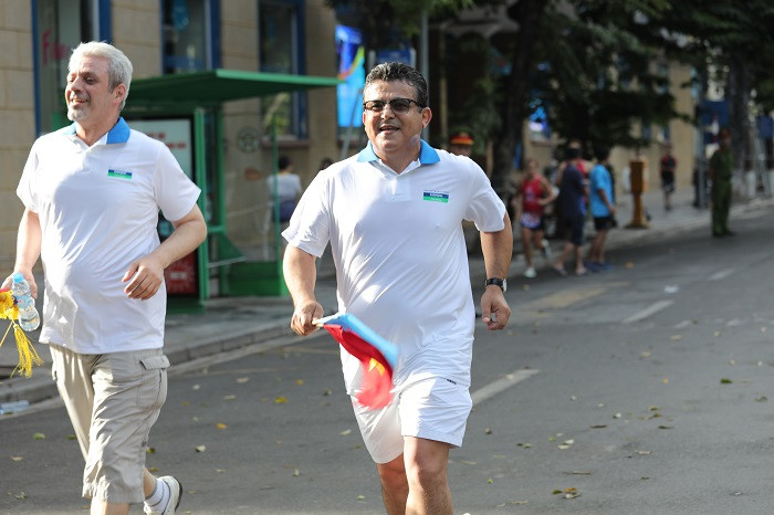 Hình ảnh ông Saadi Salama tham gia giải chạy vì hòa bình (Ảnh: tác giả cung cấp).