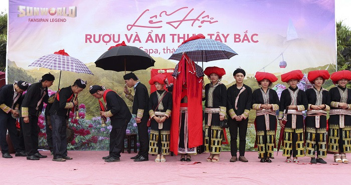 Tái hiện hình ảnh đám cưới của người dân tộc Dao đỏ. Tái hiện hình ảnh đám cưới của người dân tộc Dao đỏ.