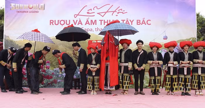 Tái hiện hình ảnh đám cưới của người dân tộc Dao đỏ.