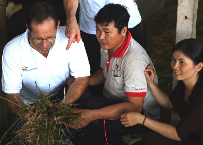 Các nông dân Hà Lan hướng dẫn về dinh dưỡng tại chuồng trại. Các nông dân Hà Lan hướng dẫn về dinh dưỡng tại chuồng trại.