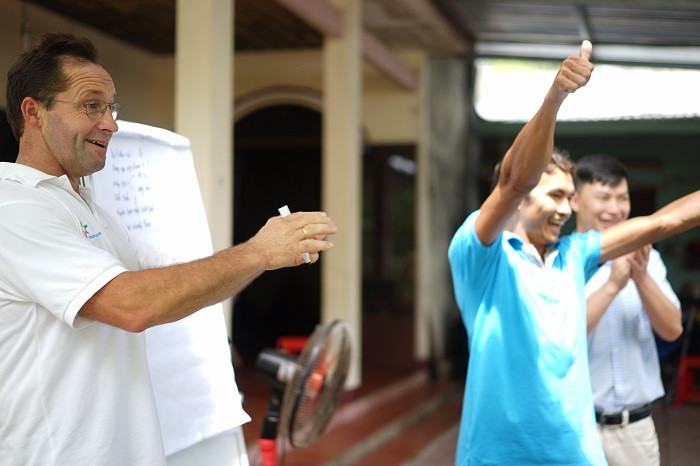 Các nông dân Việt Nam hào hứng tham gia tập huấn tại trại bò tiêu biểu ở khu vực Bình Dương. Các nông dân Việt Nam hào hứng tham gia tập huấn tại trại bò tiêu biểu ở khu vực Bình Dương.