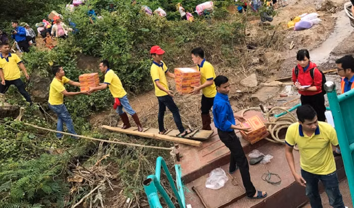 Đoàn thanh niên MobiFone chuyển hàng hỗ trợ người dân vùng lũ.