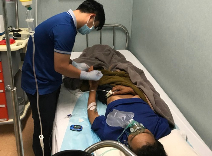 Bác sĩ trên giàn thực hiện sơ cấp cứu ngay cho nạn nhân.