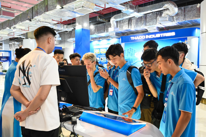 Năm 2024, tân sinh viên Trường Đại học CMC sẽ được tặng một chiếc laptop khi nhập học. (Ảnh: NTCC) Năm 2024, tân sinh viên Trường Đại học CMC sẽ được tặng một chiếc laptop khi nhập học. (Ảnh: NTCC)