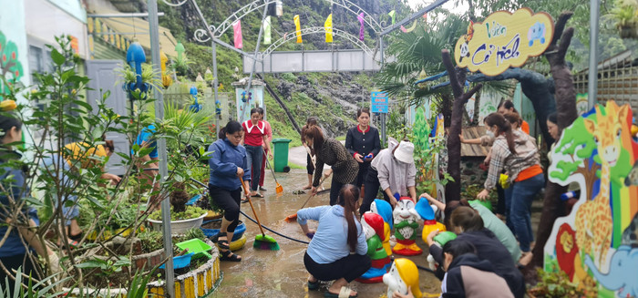 Tập thể cán bộ, giáo viên Trường Mầm non Giàng Chu Phìn tích cực lao động, vệ sinh trường lớp, chuẩn bị đón chào năm học mới 2024-2025. (Ảnh: NTCC, được chụp vào ngày 5/8/2024) Giàng Chu Phìn.jpg