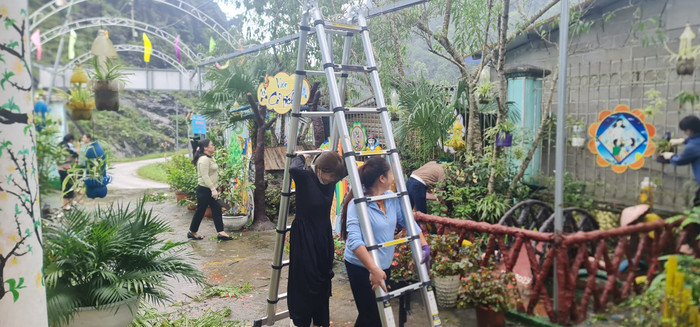 Giáo viên tích cực dọn dẹp cảnh quan tại Trường Mầm non Giàng Chu Phìn. (Ảnh: NTCC) Giàng Chu Phìn 4.jpg