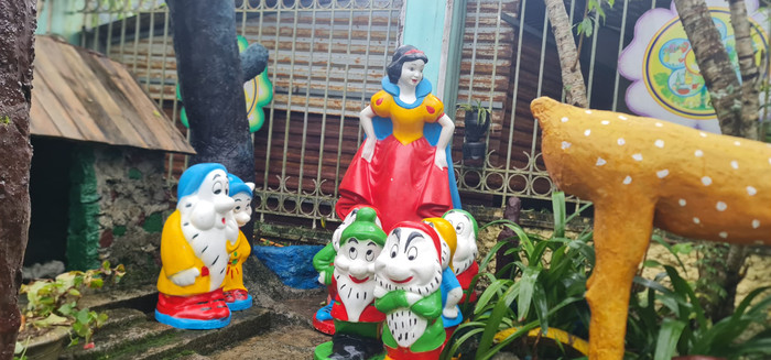 Các nhân vật trong câu chuyện "Nàng Bạch Tuyết và bảy chú lùn" được trang trí bởi giáo viên Trường Mầm non Giàng Chu Phìn. (Ảnh: NTCC) Giàng Chu Phìn 3.jpg