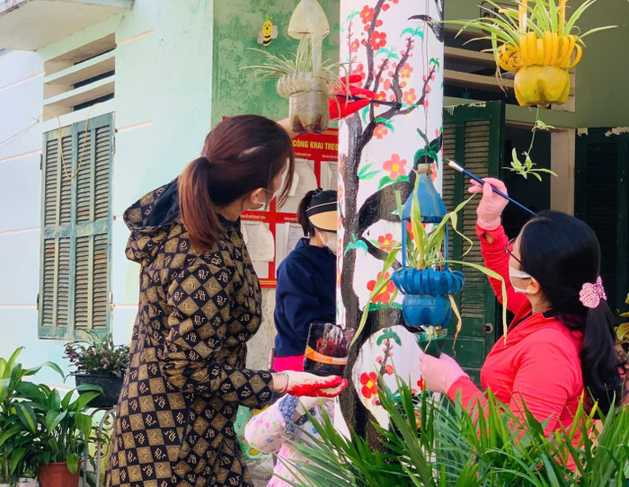 Giáo viên Trường Mầm non Giàng Chu Phìn trang trí trường học. (Ảnh: NTCC) Giàng Chu Phìn 1.jpg