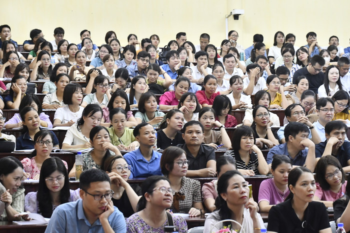 Sáng ngày 6/8, giáo viên tham gia lớp tập huấn môn Toán tại Trường Đại học Hoa Lư. GDVN (6).JPG