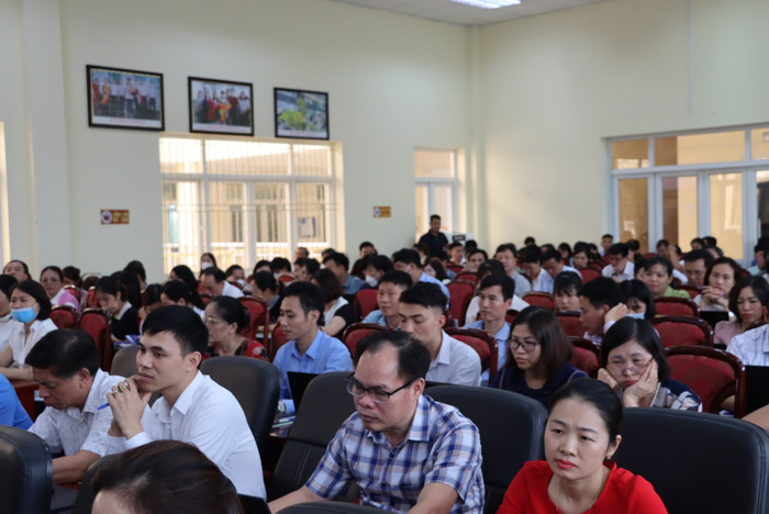 Cán bộ Sở, Phòng Giáo dục và Đào tạo và thầy cô trường tiểu học trên địa bản tỉnh Bắc Giang tham gia Hội nghị tập huấn triển khai thí điểm học bạ số. (Ảnh: Sở Giáo dục và Đào tạo tỉnh Bắc Giang) IMG_4274.JPG