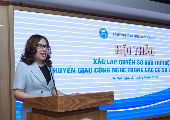 Phó Giáo sư, Tiến sĩ Nguyễn Thị Nhung phát biểu khai mạc hội thảo. PGS.TS Nguyễn Thị Nhung - Hiệu trưởng Trường ĐH Mở Hà Nội 02.JPG