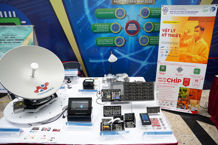 Một số sản phẩm về chip được trưng bày tại triển lãm công nghệ chip bán dẫn của Đại học Quốc gia Hà Nội. (Ảnh: website nhà trường) TT-tham-quan-VNU26.jpg