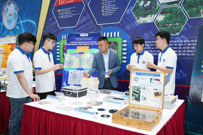 Sinh viên Trường Đại học Công nghệ được giới thiệu về “Chip sinh học, ISFET” tại Triển lãm Công nghệ Chip bán dẫn của Đại học Quốc gia Hà Nội. (Ảnh: website nhà trường) TT-tham-quan-VNU34.jpg
