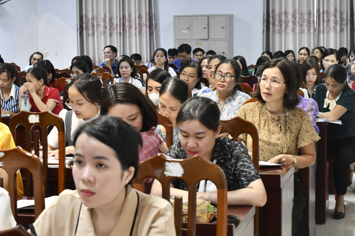 Các giáo viên tích cực tham gia tập huấn. GDVN (8).JPG