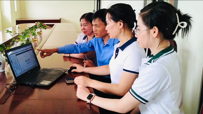Giáo viên Trường Tiểu học Đông Thành (thành phố Bắc Giang) đang trao đổi sử dụng học bạ số. (Ảnh: NTCC) Screenshot 2024-08-02 153611.png