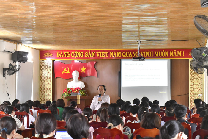 Phó Giáo sư, Tiến sĩ Nguyễn Văn Khánh - Chủ biên chương trình môn Vật lý Chương trình giáo dục phổ thông 2018 trao đổi tại lớp tập huấn. GDVN (17).JPG