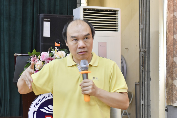 Giáo sư, Tiến sĩ khoa học Đỗ Đức Thái - Chủ biên của Chương trình môn Toán trong Chương trình giáo dục phổ thông 2018 chia sẻ trong lớp tập huấn môn Toán. GDVN (2).JPG