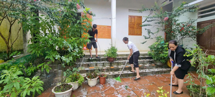 Giáo viên Trường Mầm non Lũng Pù đang vệ sinh tại một điểm trường lẻ để chuẩn bị cho năm học 2024-2025. (Ảnh: NTCC) z5759244815869_99040f60d65eaf2692217ed31f8344f8.jpg