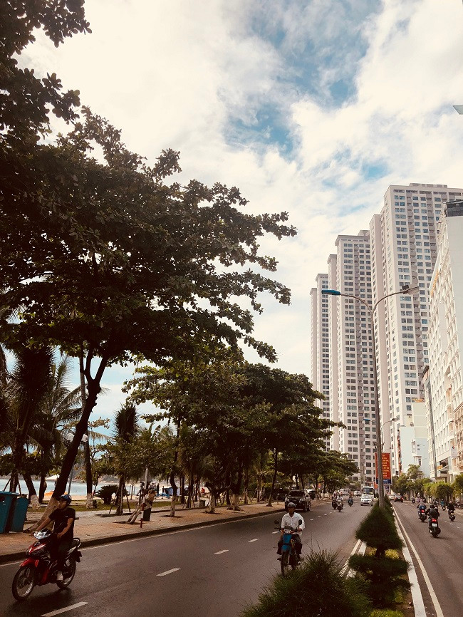 Con đường ven biển Phạm Văn Đồng.