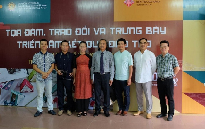 Đoàn đại biểu Trường Đại học Mỹ thuật Công nghiệp trước gian trưng bày kết quả đào tạo của trường. Đoàn đại biểu Trường Đại học Mỹ thuật Công nghiệp trước gian trưng bày kết quả đào tạo của trường.