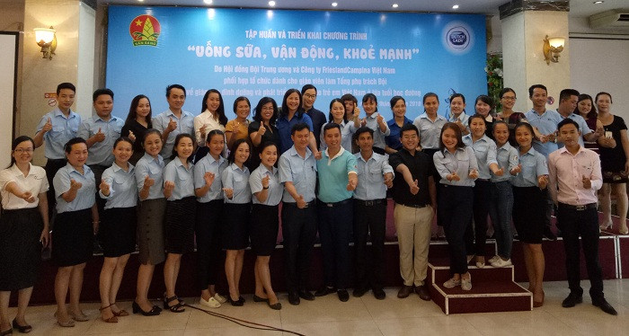 Gần 40 tổng phụ trách đội các trường tiểu học tham gia buổi tập huấn. Gần 40 tổng phụ trách đội các trường tiểu học tham gia buổi tập huấn.