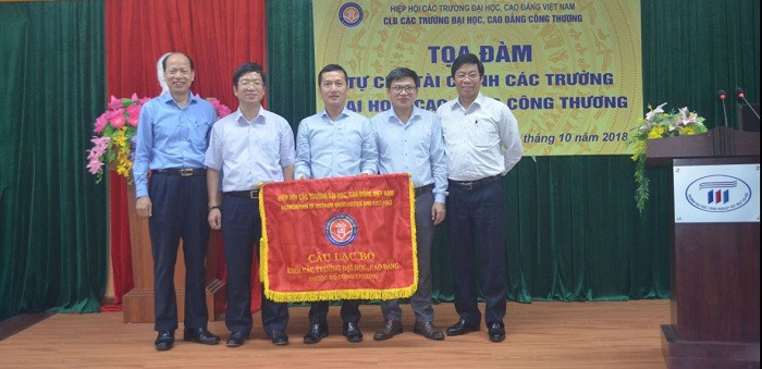 Ban chủ nhiệm câu lạc bộ ra mắt trong buổi tọa đàm. Ban chủ nhiệm câu lạc bộ ra mắt trong buổi tọa đàm.