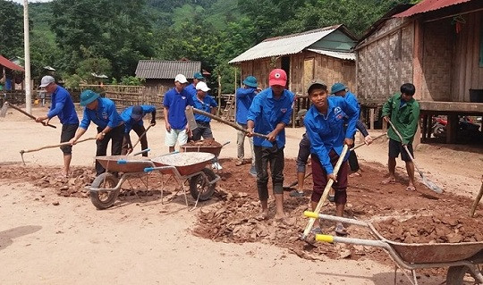 Ngoài việc đi dạy, Đinh Đường cũng tham gia các hoạt động ở địa phương. Ngoài việc đi dạy, Đinh Đường cũng tham gia các hoạt động ở địa phương.