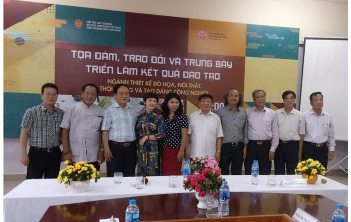 Lãnh đạo Hiệp hội và lãnh đạo Trường đại học Kiến trúc Đà Nẵng chụp ảnh kỷ niệm với Ban Chủ nhiệm Câu lạc bộ. Lãnh đạo Hiệp hội và lãnh đạo Trường đại học Kiến trúc Đà Nẵng chụp ảnh kỷ niệm với Ban Chủ nhiệm Câu lạc bộ.